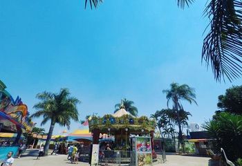 Dia ensolarado com vista para o carrossel do Parque de Diversões Nova Nicolândia em Brasília - DF.