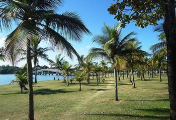 Praça dos Namorados com a orla da Praia do Canto em Vitória - ES.