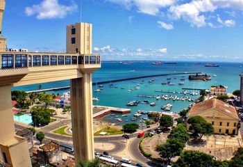 Vista em dia ensolarado do alto do Elevador Lacerda, em Salvador - BA.