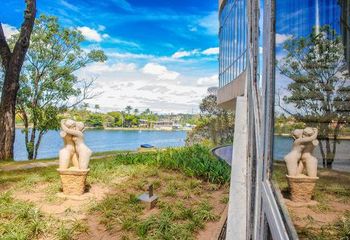 Escultura O Abraço do artista Alfredo Ceschiatti no Museu de Arte da Pampulha. 