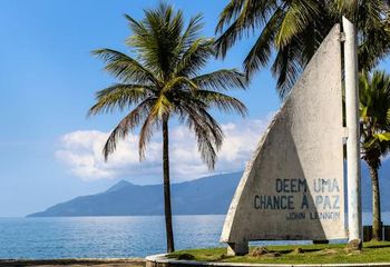 Monumento em homenagem a John Lennon na Praia Martim de Sá em Caraguatatuba - SP.