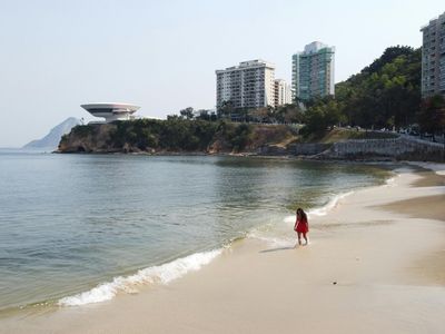 Vista panorâmica de Niterói - RJ, com destaque para o Museu de Arte Contemporânea de Niterói.