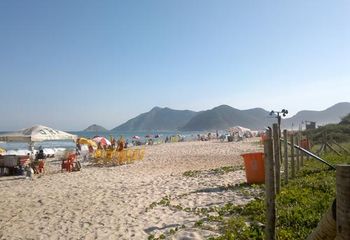 Canto direito da Praia do Grumari na Zona Oeste do Rio de Janeiro - RJ.