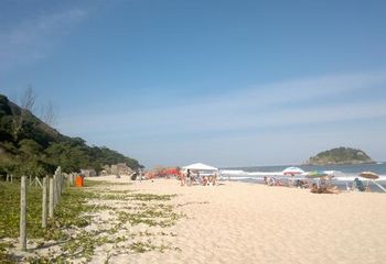 Canto esquerdo da Praia do Grumari na Zona Oeste do Rio de Janeiro - RJ.
