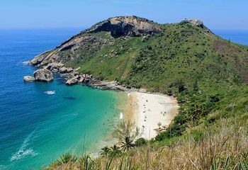 Vista da trilha para a Praia do Perigoso no Parque Estadual da Pedra Branca - RJ. 