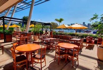Restaurante à beira da Marina da Glória no Rio de Janeiro - RJ. 