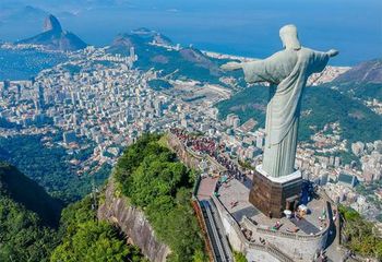 Vista aérea do Cristo Redentor no Rio de Janeiro - RJ.