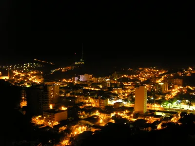 Vista noturna da cidade de Ubá, no interior de Minas Gerais.