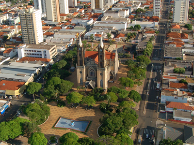Vista aérea da região central de Votuporanga - SP, com destaque para a matriz da cidade, a Catedral Nossa Senhora Aparecida.