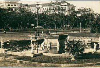 Imagem antiga da fonte que se encontra na Praça das Bandeiras em Santos - SP.