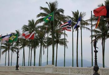Bandeiras hasteadas na Praça das Bandeiras em Santos - SP.