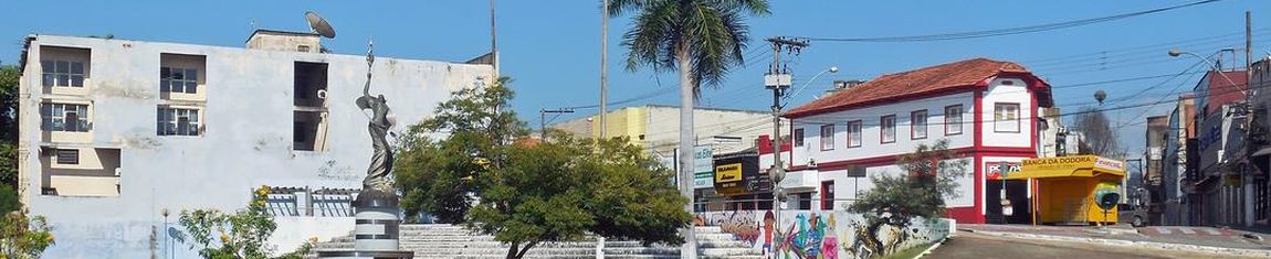 Monumento "Os Cinco Elementos da Natureza" e o Sobrado dos Pereira ao fundo à direita na cidade de Coronel Fabriciano - MG.