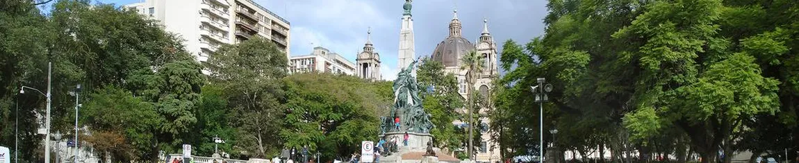 Vista atual da Praça da Matriz, com o Monumento a Júlio de Castilhos em Porto Alegre - RS.