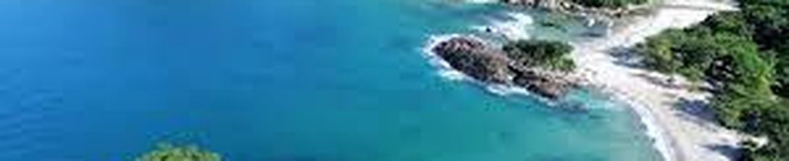 Vista aérea da Praia do Meio no bairro de Trindade em Paraty - RJ.