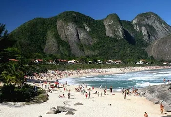 Praia de Itacoatiara, em Niterói - RJ, com banhistas na areia.