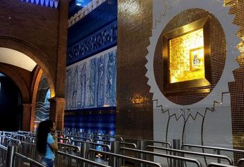 Romeiros no interior da Basílica Nacional de Aparecida - SP.