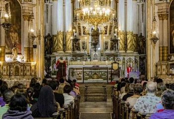 Interior da Basílica do Senhor do Bonfim em Salvador - BA em dia de missa.