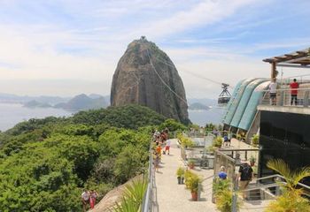 O Bondinho do Rio de Janeiro - RJ liga o Morro da Urca ao Pão de Açúcar.