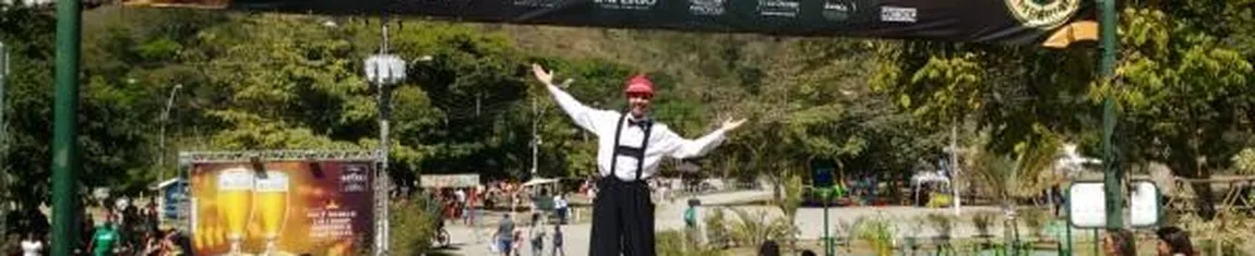 Vista panorâmica para a entrada do Parque Municipal Prefeito Paulo Rattes em Petrópolis - RJ.