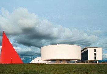 Dia chuvoso no Centro Cultural Oscar Niemeyer em Goiânia - GO.
