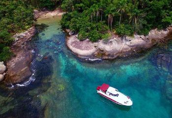 Ponta da Aripeba possui uma pequena prainha no Parque Estadual de Ilha Grande em Angra dos Reis - RJ.