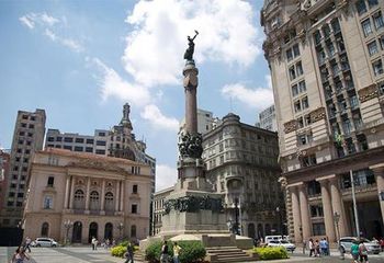 Monumento Glória Imortal aos Fundadores de São Paulo - SP no Pátio do Colégio.