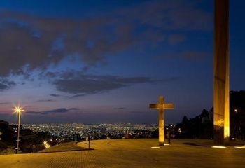 Visão noturna do monumento à paz na Praça do Papa em Belo Horizonte - MG. 