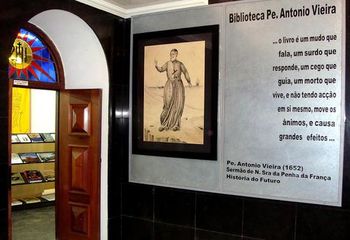 Vista interna da Biblioteca Padre Antônio Vieira no Pátio do Colégio em São Paulo - SP. 