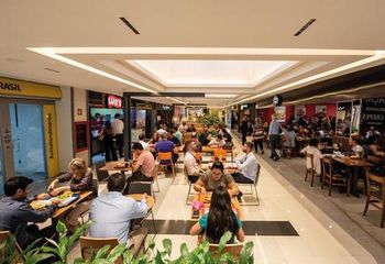 Interior da praça de alimentação do Shopping Conjunto Nacional em Brasília - DF.