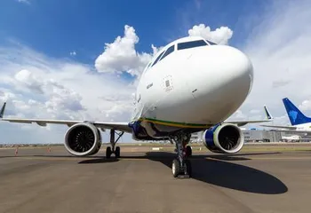 Avião na pista de decolagem do Aeroporto Internacional de Viracopos em Campinas - SP.