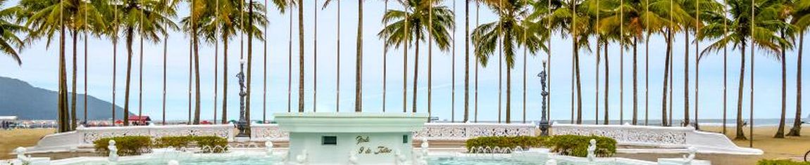 Vista panorâmica da Praça das Bandeiras em Santos - SP.