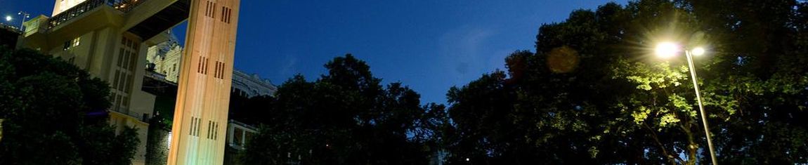 Vista panorâmica à noite para o Elevador Lacerda, localizado na cidade de Salvador - BA.