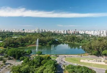Parque Ibirapuera com a cidade de São Paulo - SP ao fundo.