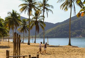 Área com rede de vôlei na Praia Martim de Sá em Caraguatatuba - SP.