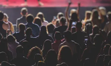 Público aglomerado em um centro de eventos.