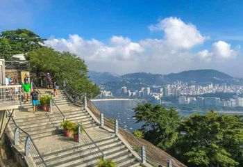 Trilha do Morro da Urca no Rio de Janeiro - RJ. 