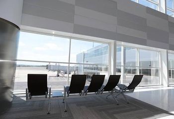 Cadeiras com vista para a pista de decolagem do  Aeroporto Internacional de Viracopos em Campinas - SP.