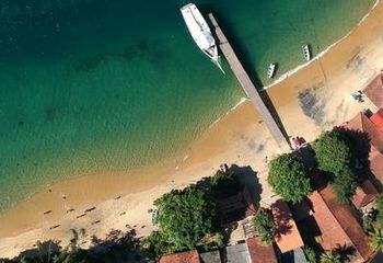 Vista aérea da Praia de Japariz no Parque Estadual de Ilha Grande em Angra dos Reis - RJ.