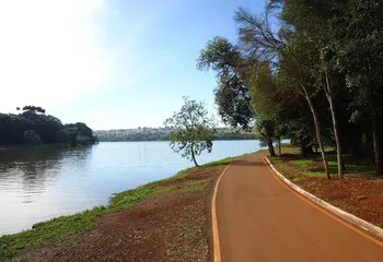 Pista de caminhada ao lado do Lago Municipal de Cascavel - PR. Pista de caminhada ao lado do Lago Municipal de Cascavel - PR.