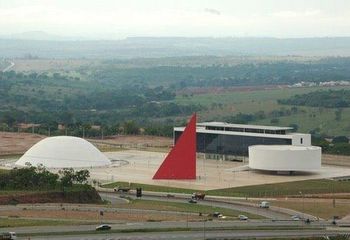 Vista para construções do Centro Cultural Oscar Niemeyer em Goiânia - GO. 