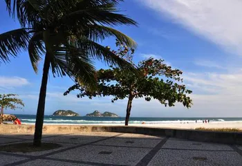 Pedaço do Calçadão da Praia da Barra da Tijuca - RJ.