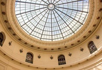 Vidraça com estilo neoclássico no Centro Cultural Banco do Brasil, localizado no Rio de Janeiro - RJ.