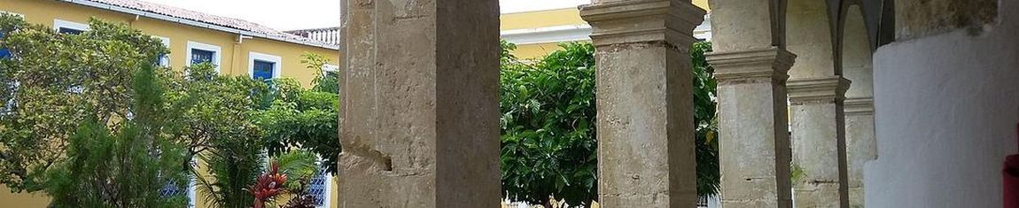 Arcada e jardim da Igreja de Nossa Senhora do Carmo em João Pessoa - PB.