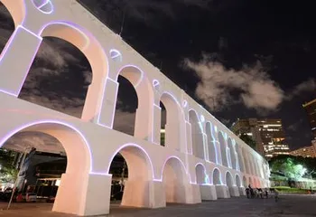 Arcos da Lapa iluminados à noite no Rio de Janeiro - RJ.