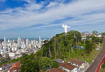 O Complexo Cristo Luz está em um dos pontos mais altos de Balneário Camboriú - SC.