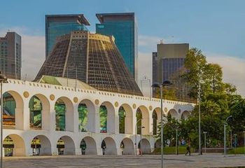 Arcos da Lapa com a Catedral Metropolitana do Rio de Janeiro - RJ ao fundo.