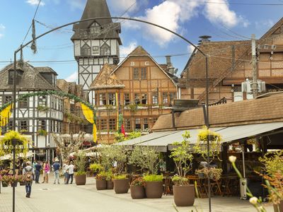 Campos do Jordão - SP possui construções com arquitetura em estilo europeu em meio à Serra da Mantiqueira; além de ser a cidade com a altitude mais elevada do país.