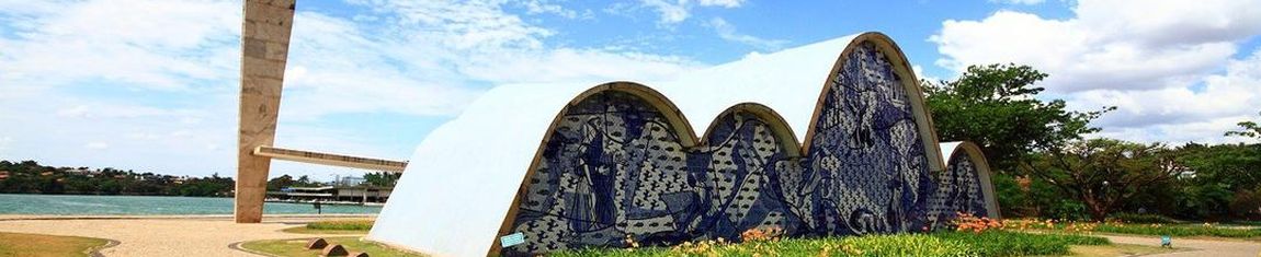 Vista da Capela de São Francisco de Assis, obra-prima de Oscar Niemeyer em Belo Horizonte - MG. 