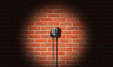 Microfone vintage no palco de um clube de comédia.