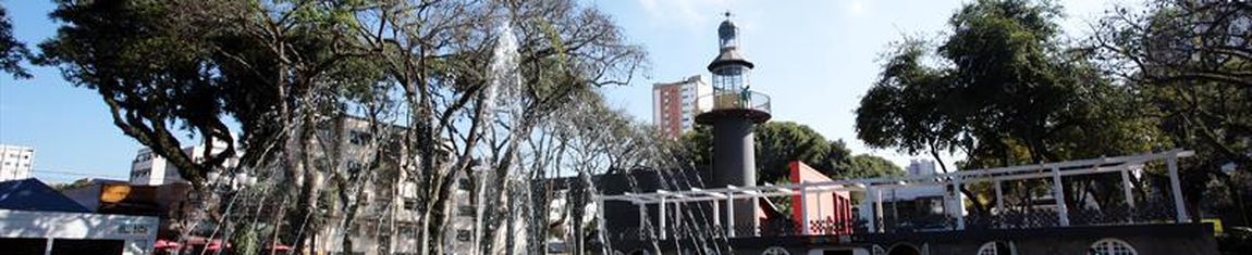 Imagem panorâmica da Praça da Espanha em Curitiba - PR.
